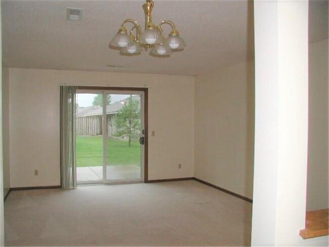 Building Photo - 855 Highview Dr