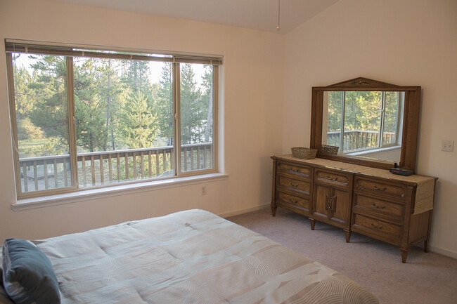 Building Photo - Furnished Seasonal Rental Through May 31, ...