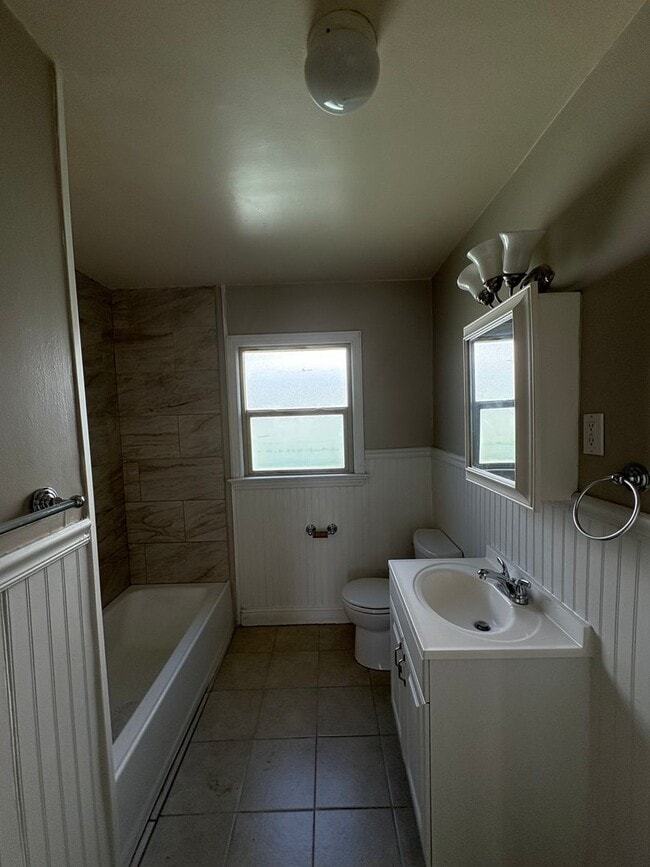 Building Photo - 3 Bed 2 Bath Cottage in Greeley