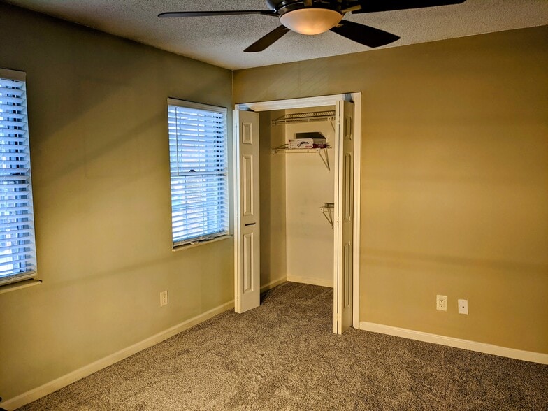 Master Bedroom with walk in closet - 940 Glenn St