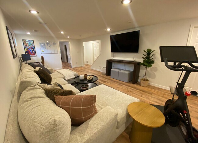 Building Photo - Single Family home half a block from Bible Park.