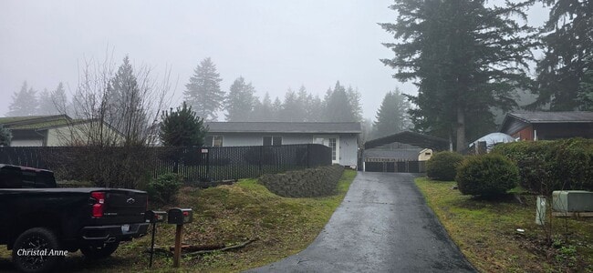 Building Photo - Updated 2 bedroom with a bonus room