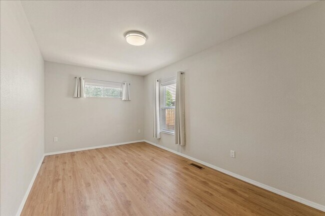 Building Photo - Remodeled 5 Bedroom Home Close to Boise St...