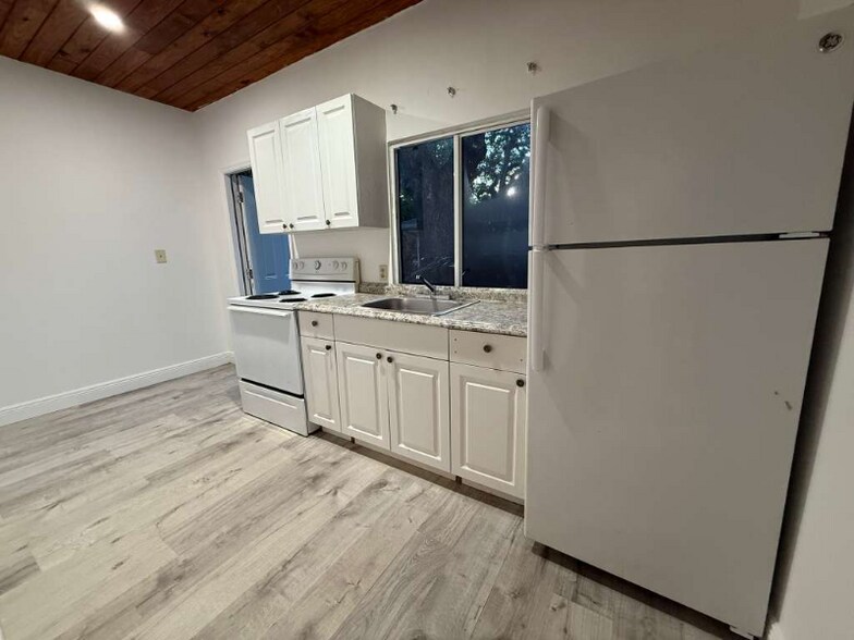 Building Photo - 3033-3033 NW 15th St