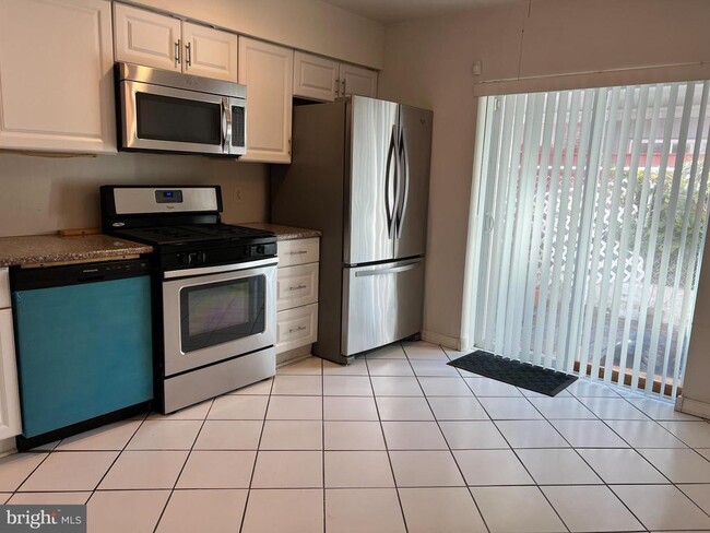 Building Photo - 2408 S Sartain St