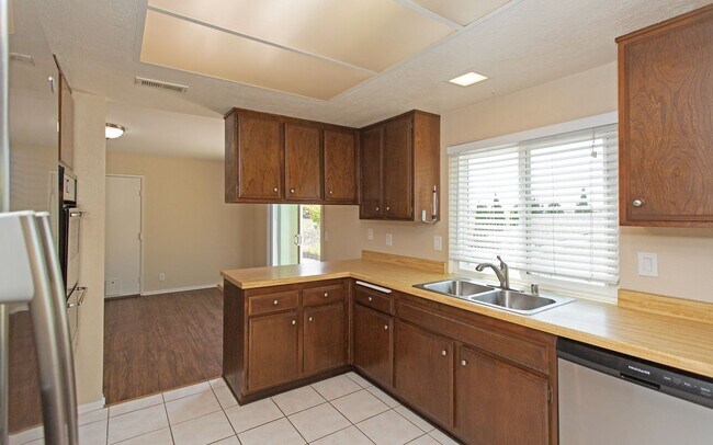 Building Photo - Beautiful 3 Bedroom Carlsbad Home!