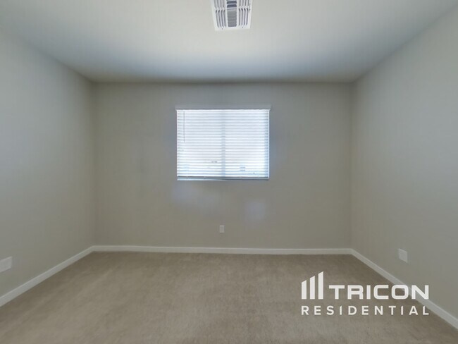 Building Photo - 4548 E Grandview St