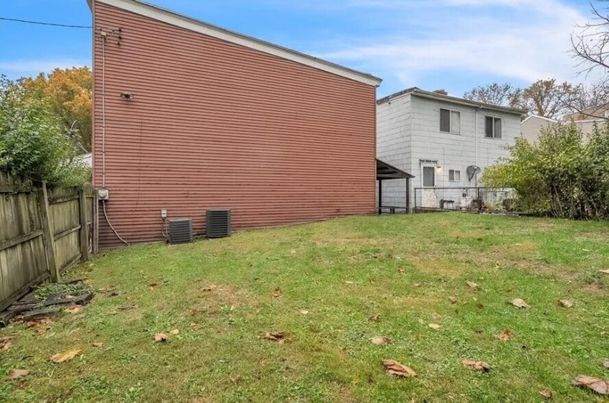 fenced in yard - 3240 Rothpletz St