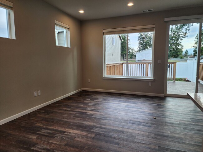 Building Photo - 15603 View Dr Ct SE