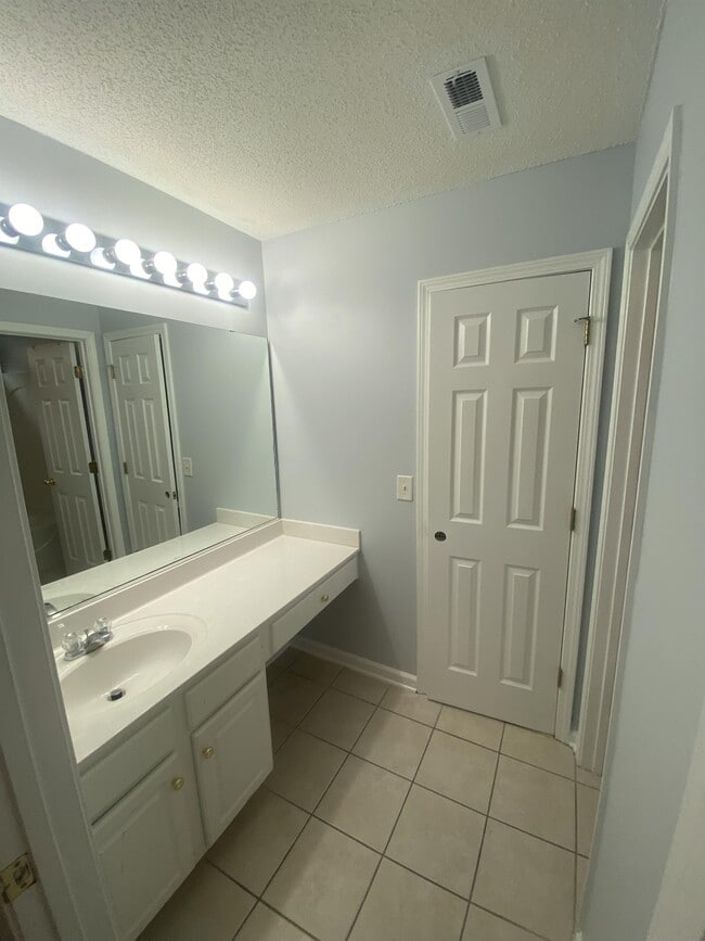 Building Photo - 421 Emerson Dr