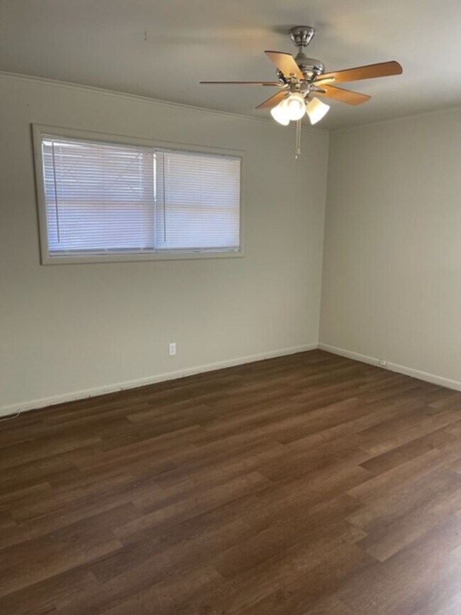 Building Photo - Large 1960's Home Near 21st & Sheridan!