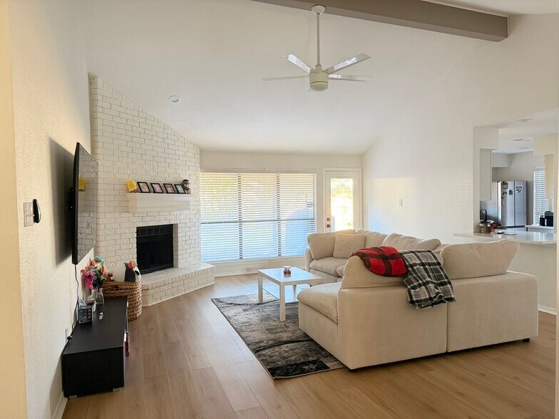 Building Photo - 921 Matilda Dr