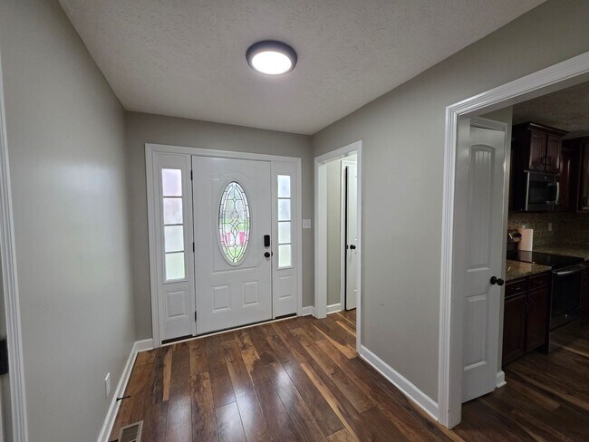 Building Photo - Pick Your Own Move-In Special!