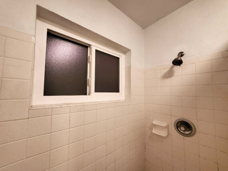 Building Photo - 820 Pineland Ave