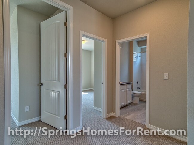 Building Photo - Rockrimmon Townhouse with Two Car Garage