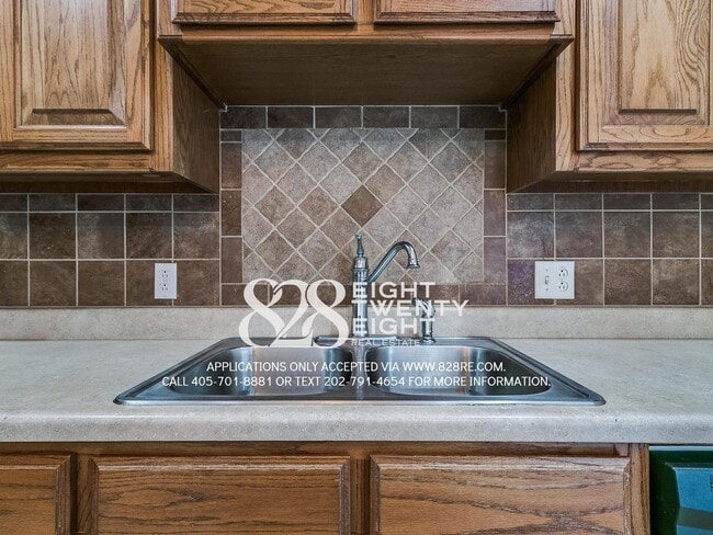 Building Photo - Spacious 2 Bed/1.5 Bath Norman Townhome Du...