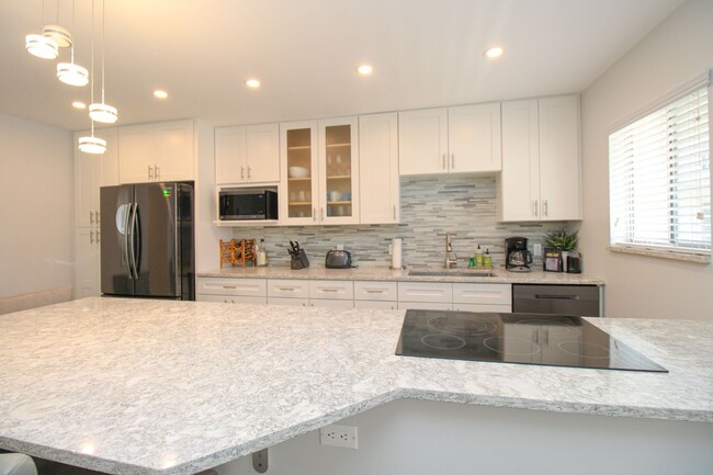 Building Photo - ** STUNNING REMODELED 2/2 CONDO IN THE ELE...