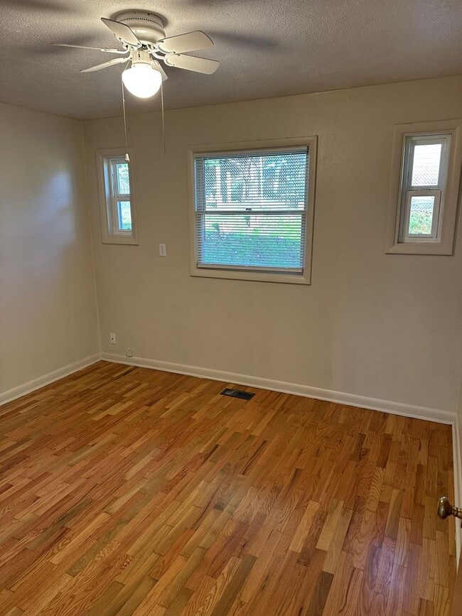 Building Photo - Walkable to Silas High School