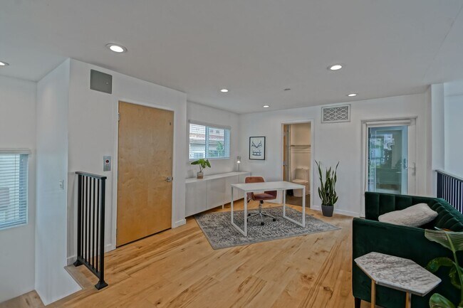 Building Photo - Custom, Modern & Spacious Tri-Level Home w...
