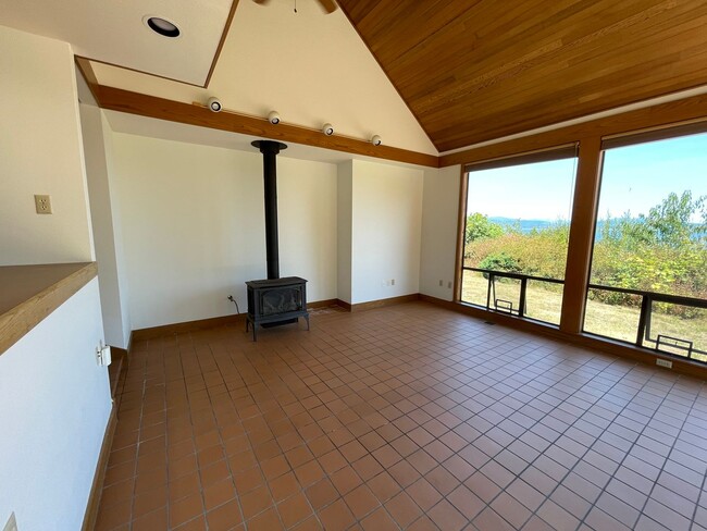 Building Photo - Lovely, Spacious Home with Stunning view o...
