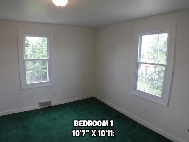 Building Photo - Three bedroom home excellent neighborhood