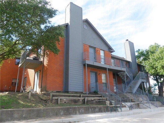 Building Photo - 805 W Walnut St