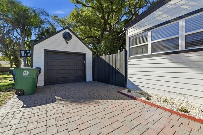 Building Photo - 1004 W Charter St