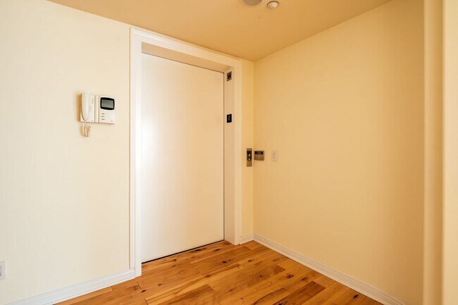 Building Photo - 2030 S Bentley Ave