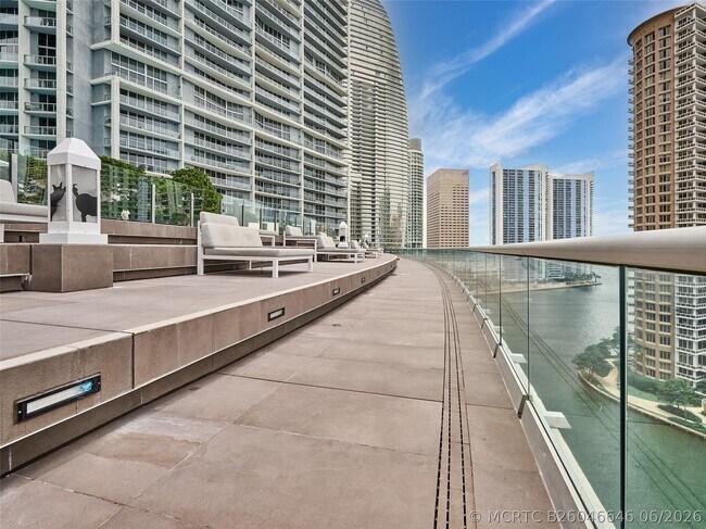 Building Photo - 495 Brickell Ave