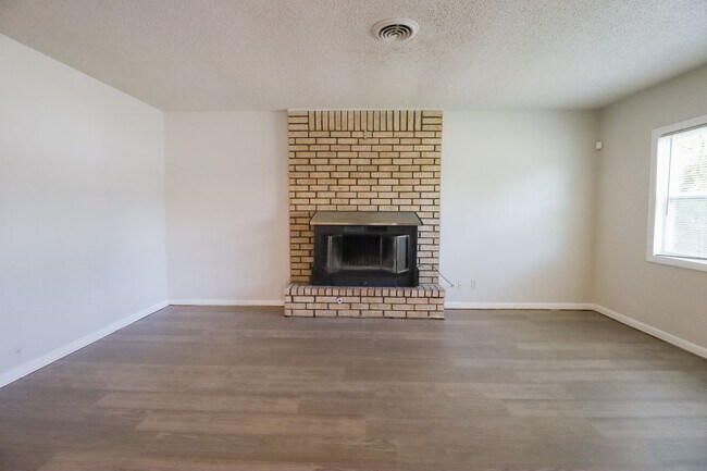 Building Photo - 3 BED 1 BATH! Schedule a tour today!