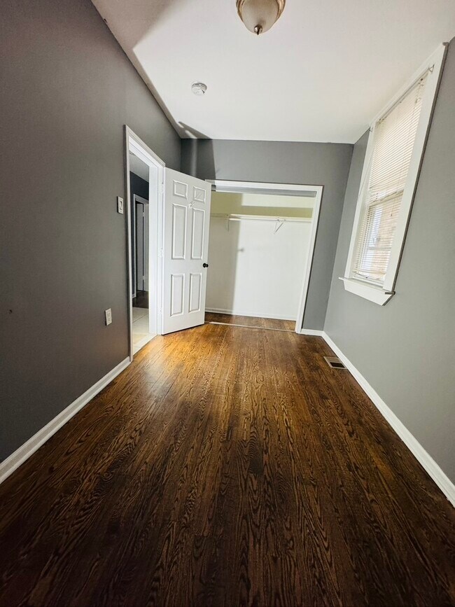 Building Photo - 2123 N Mango Ave