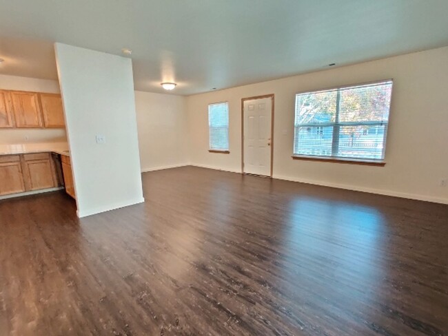 Building Photo - Reduced Rent; Open Concept Home