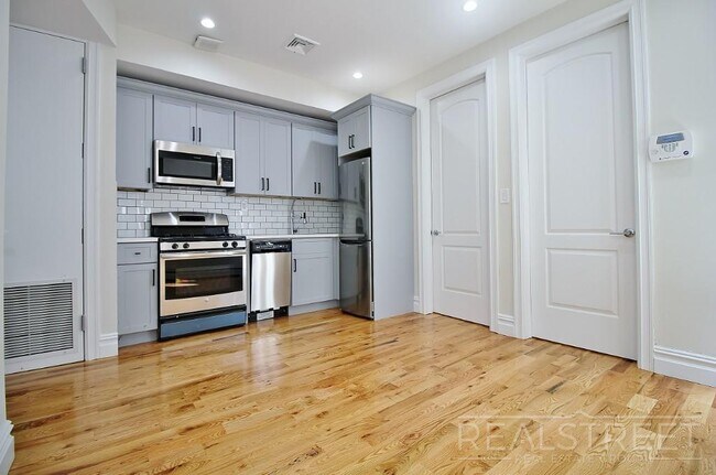 Building Photo - NEW Modern 3 Bed in Crown Heights
