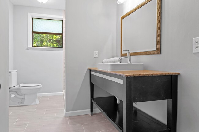 Building Photo - 555 Benson Dr