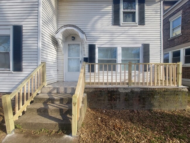 Building Photo - 123 Oak St