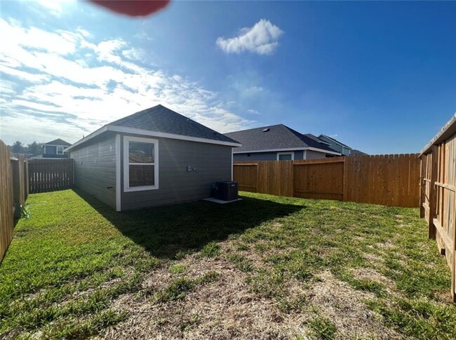 Building Photo - 16763 N Marie Vlg Dr