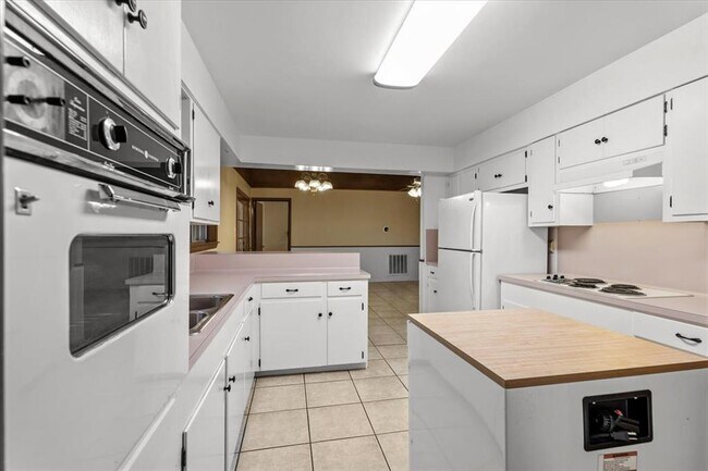 Building Photo - 3210 Bruce Dr