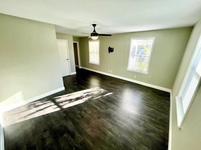 Building Photo - Beautifully Remodeled 3 Bedroom, 2 Bathroo...