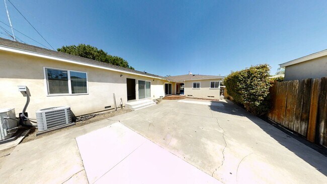 Building Photo - 7BD/4BA, Two Kitchens!
