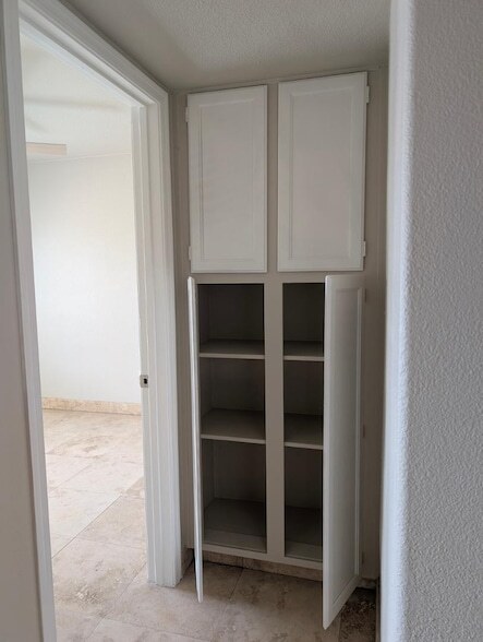 Building Photo - 1016 W Manhatton Dr