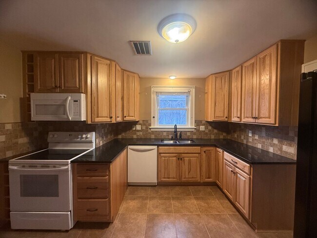 Building Photo - Spacious four-bedroom, two bathroom, pet friendly home!