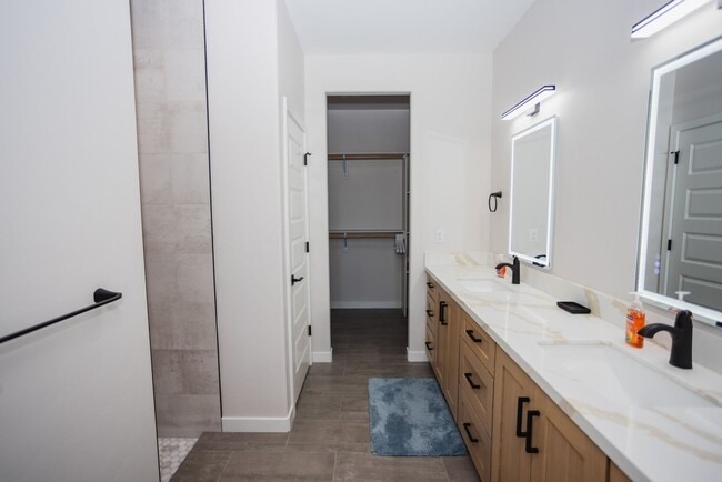 Building Photo - VR - 881 Pueblo Dr
