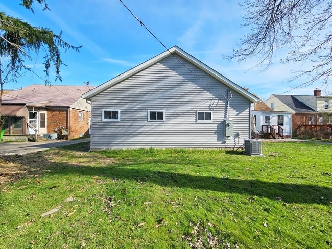 Building Photo - 3 Bed & 2 Full Bath Ranch Home in South Euclid for Rent!