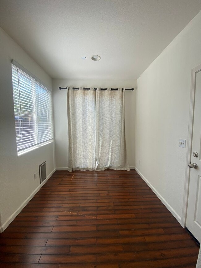Building Photo - AVAILABLE NOW! Beautiful 3 bedroom 2 Bath ...
