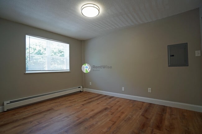 Building Photo - 965 Fellsway