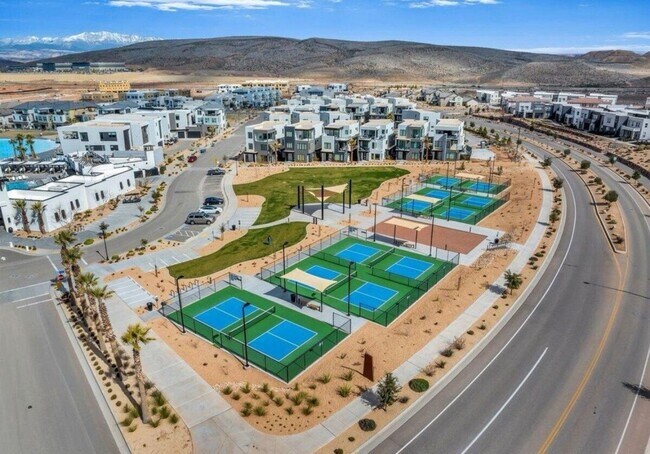 Building Photo - 3 Bedroom Condo in Desert Color with Flexible 6-12 Month Lease