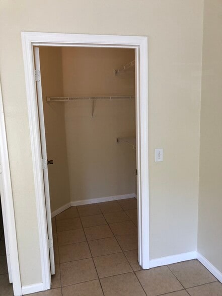 Building Photo - 2801 Chancellorsville Dr