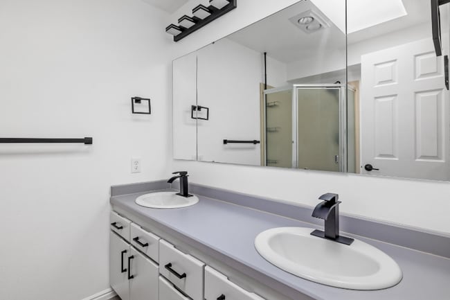 Building Photo - 355 Elm St N