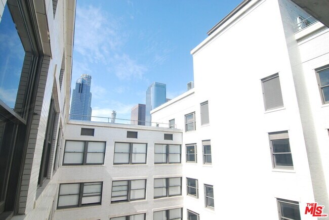 Building Photo - 460 S Spring St