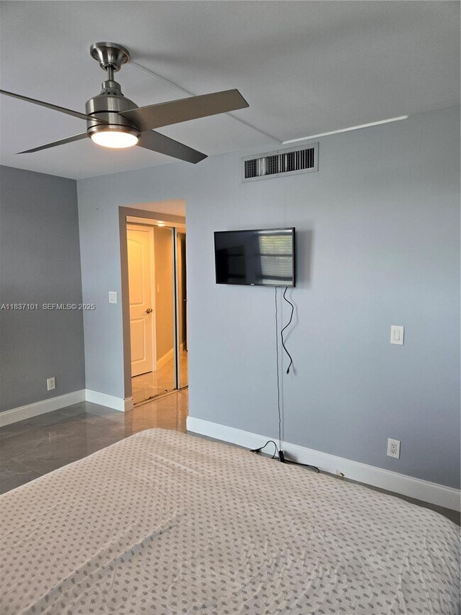 Building Photo - 3401 N Country Club Dr